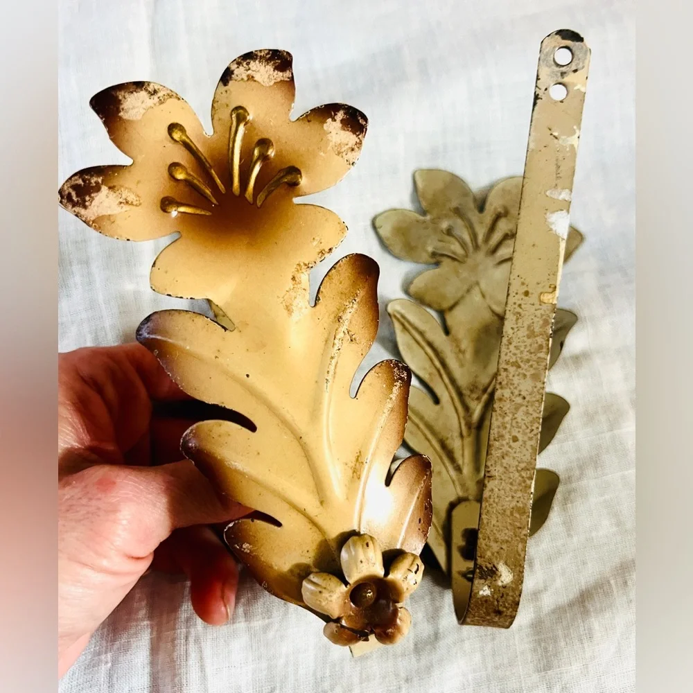 VTG Metal Floral Curtain Tiebacks Holdbacks - Pair Hollywood Regency Toleware
